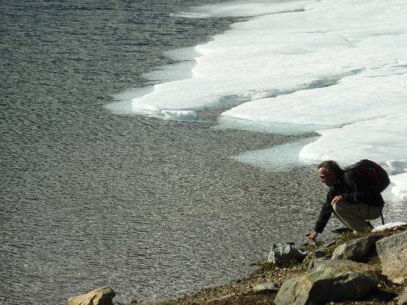 Testando as águas quase congeladas da Laguna Témpanos, região de Bariloche, na Argentina
